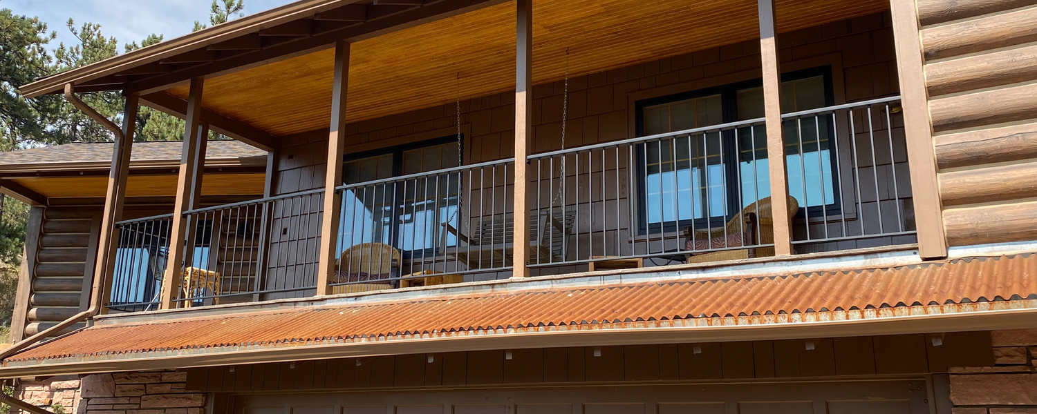 Entry gate with post detail